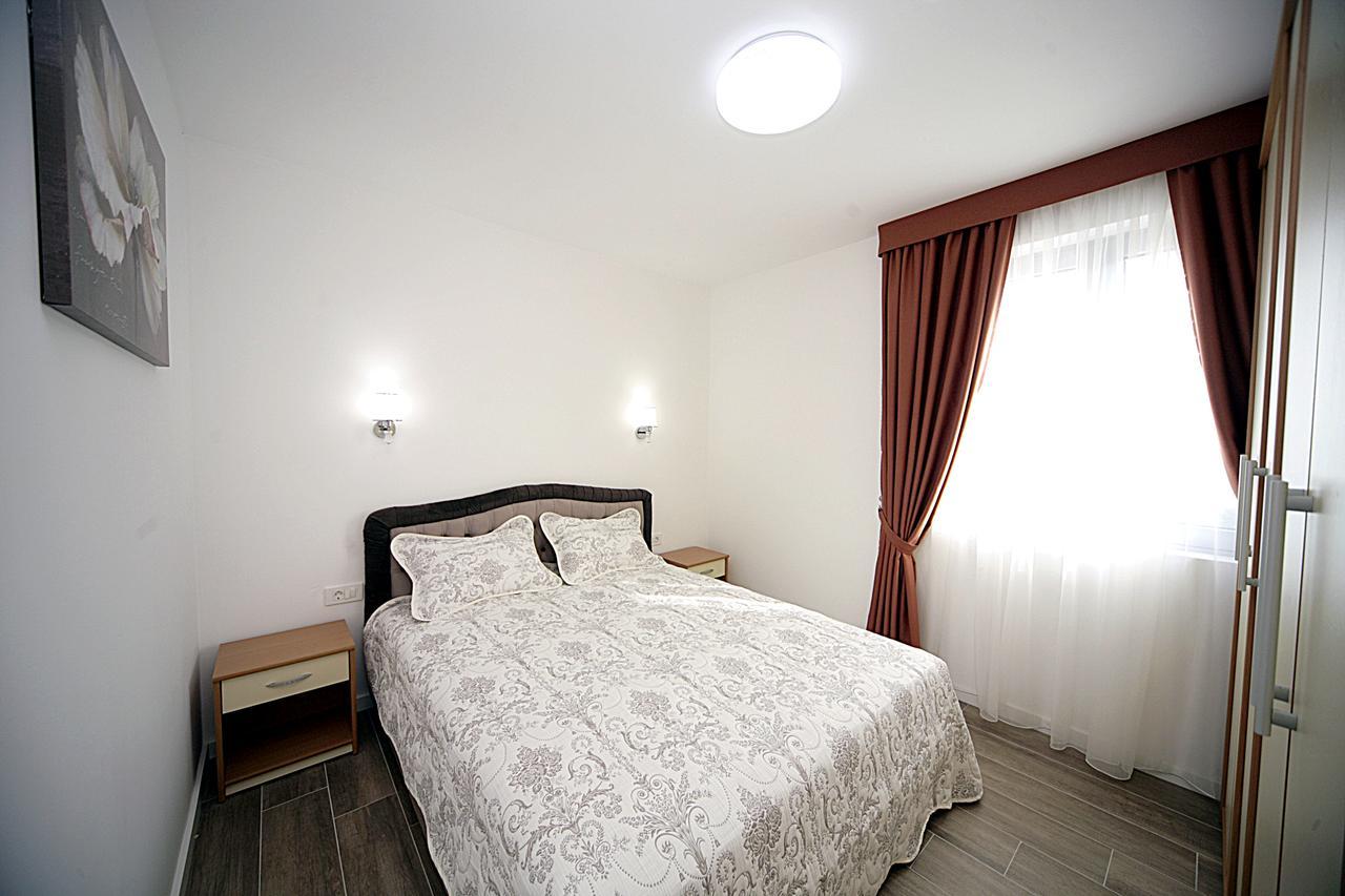 Sea Star Apartment Dobra Voda Exterior foto